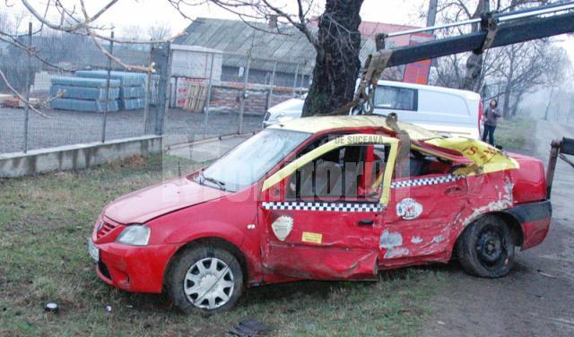 Autoturismul taxi a fost avariat serios