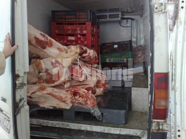 Carcasele de porc erau transportate laolaltă cu pulpele de pui