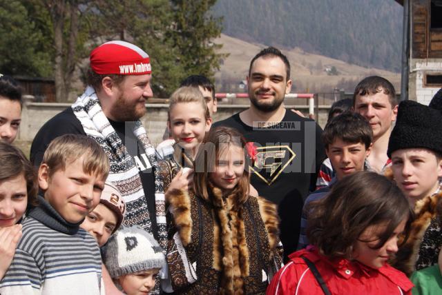 Valahu şi Oncescu, alături de copiii şcolii din Pojorâta