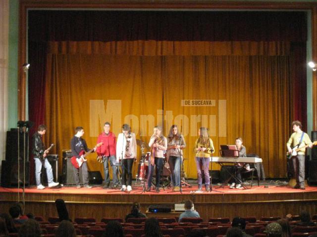 La concurs au participat solişti şi formaţii de muzică uşoară din Rădăuţi, Gura Humorului, Câmpulung, Vatra Dornei, Vama
