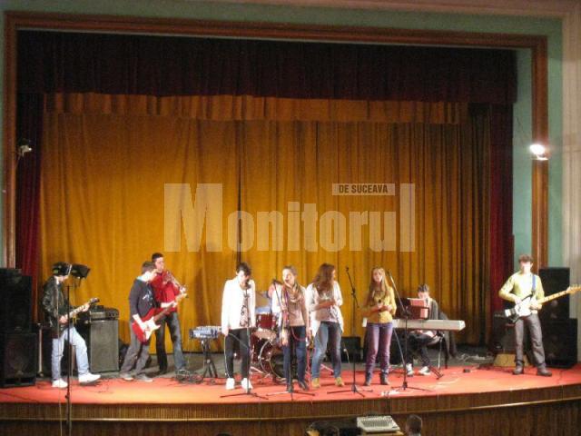 La concurs au participat solişti şi formaţii de muzică uşoară din Rădăuţi, Gura Humorului, Câmpulung, Vatra Dornei, Vama