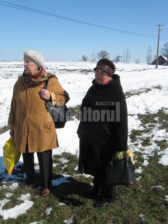 Două bătrâne ale căror case erau izolate în zăpadă