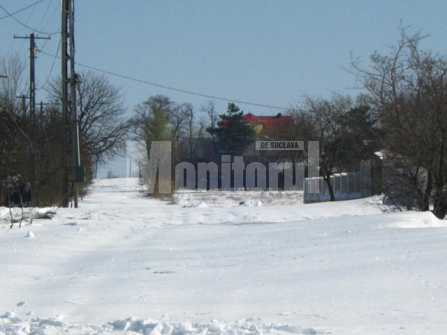 Drumul comunal de la intrarea în Vicşani, acoperit de zăpadă