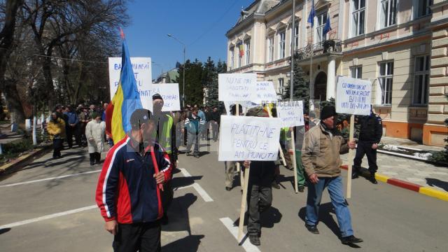 Angajaţi ai SC Servicii Comunale au protestat ieri în faţa Primăriei Rădăuţi