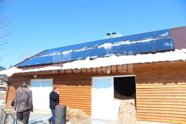 24 de panouri solare, amplasate pe clădirea centralei, asigura surplusul de apă caldă