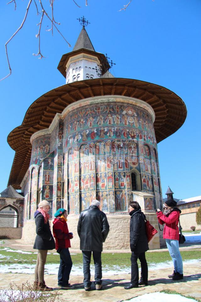 Măicuţele sper să vină tot mai mulţi turişti la Suceviţa