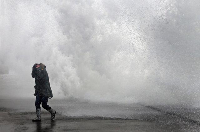 Ploi în averse, descărcări electrice şi intensificări ale vântului, astăzi şi mâine. Foto: Getty Images