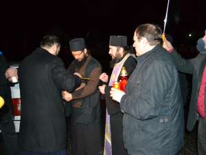 Credincioşii ortodocşi suceveni au primit şi anul acesta Lumina Sfântă de la Ierusalim
