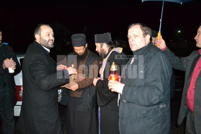 Credincioşii ortodocşi suceveni au primit şi anul acesta Lumina Sfântă de la Ierusalim