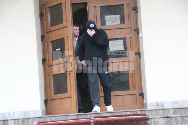 Daniel Maruseac şi-a ascuns faţa la ieşirea din clădirea Palatului de Justiţie, cu aproximativ o ora înainte ca magistraţii să decidă arestarea preventiva a acestuia