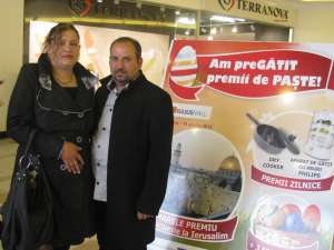 Maria Dumitru, în vârstă de 40 de ani din Dolhasca, câştigătoarea Tombolei de Paşte organizată de Iulius Mall
