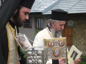 Preotul Constantin Diaconasu impreuna cu delegatul din Grecia care a adus moastele Sf. Spiridon