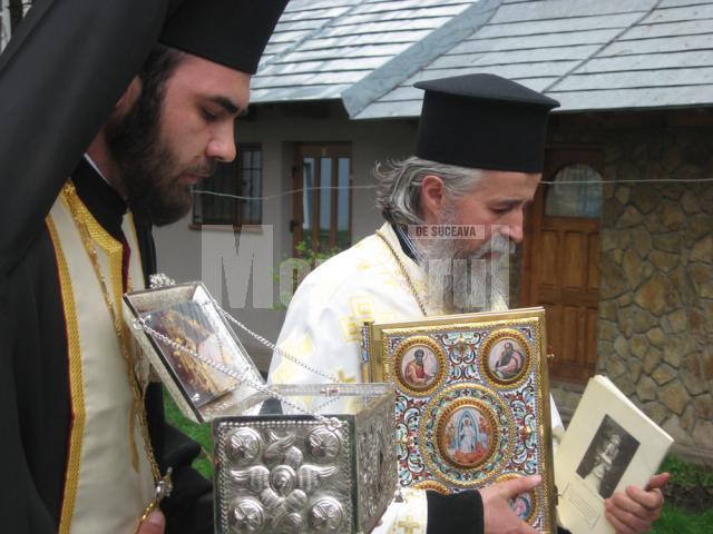Preotul Constantin Diaconasu impreuna cu delegatul din Grecia care a adus moastele Sf. Spiridon