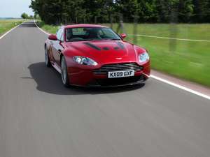 Aston Martin prezintă noua sportivă Vantage V12