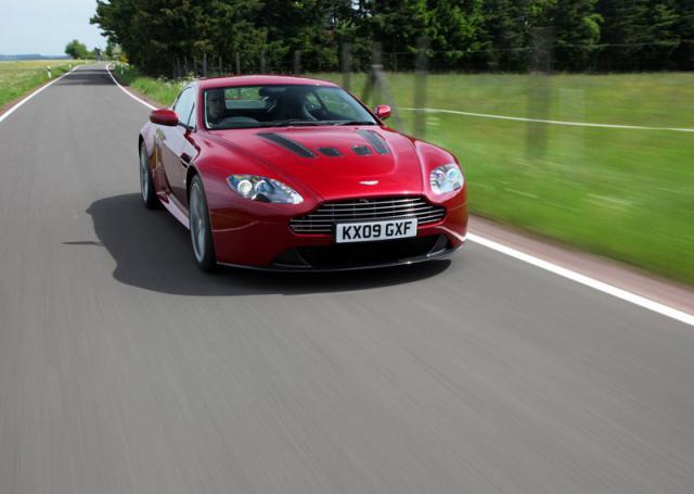 Aston Martin prezintă noua sportivă Vantage V12