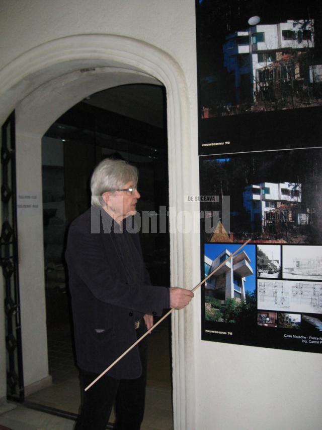 Arh. Nicolae Munteanu prezentând expoziţia