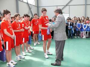Voleibaliştii vicecampioni de la Şcoala “Mihail Sadoveanu” premiaţi de primarul Vasile Tofan