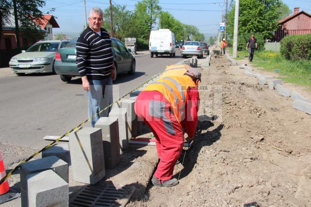 Ion Lungu a verificat lucrările de modernizare a trotuarelor de pe strada Gheorghe Doja