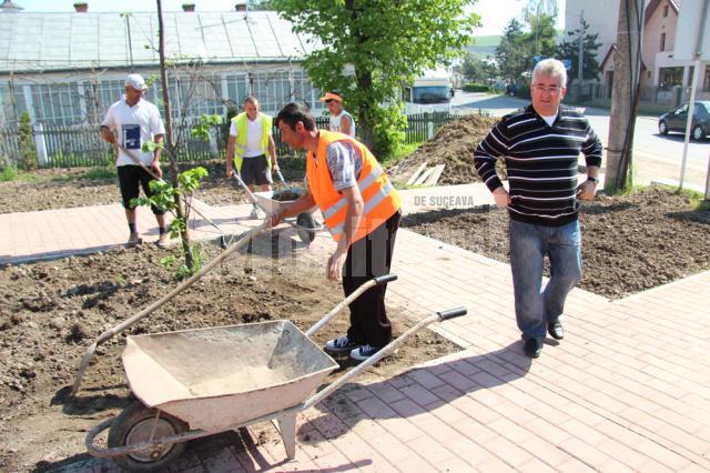 Lucrările de amenajare a parcului din faţa sediului de primărie din Burdujeni