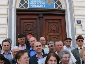 Zeci de dorneni au fost alături de candidatul independent Cezar Ioja la depunerea candidaturii pentru funcţia de primar al oraşului Vatra Dornei