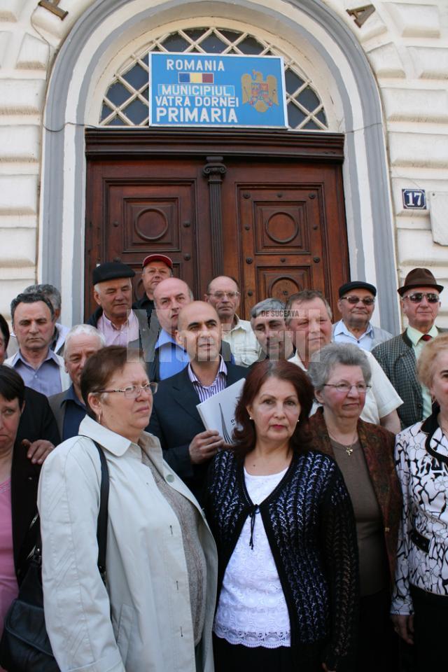 Zeci de dorneni au fost alături de candidatul independent Cezar Ioja la depunerea candidaturii pentru funcţia de primar al oraşului Vatra Dornei