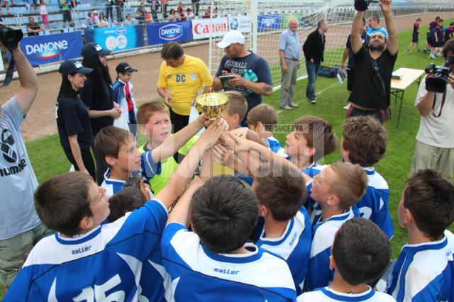 Bucuria victoriei pentru mici fotbalişti de la CSMS Iaşi, câştigătoarea de la cluburi sportive