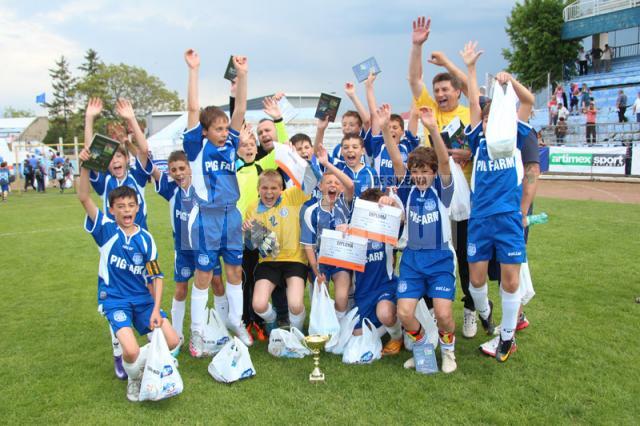 Bucuria victoriei pentru mici fotbalişti de la CSMS Iaşi, câştigătoarea de la cluburi sportive