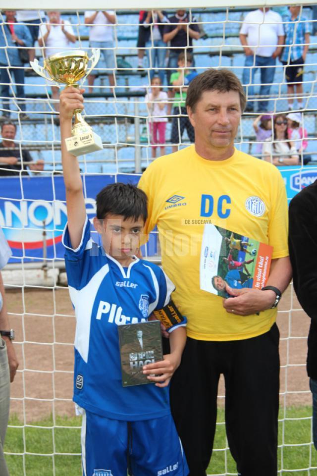 Căpitanul echipei câştigătoare al cluburi, CSMS Iaşi, alături de antrenorul său