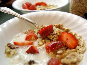 Pentru un mic dejun săţios, se recomandă musli cu fructe, în combinaţie cu iaurt sau lapte degresat