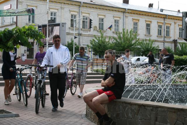 Avocatul Traian Andronachi a mers cu bicicleta pentru a discuta cu rădăuţenii