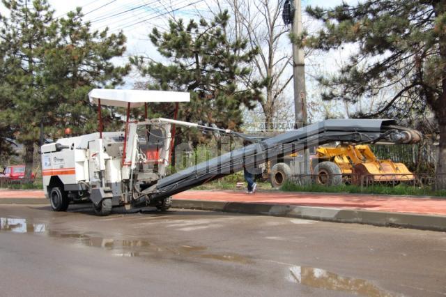 Pentru ca traficul rutier să fie cât mai puţin afectat, constructorii frezează străzile pe timp de noapte