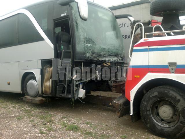 Autocarul firmei sucevene Ilmar Tour, lovit din plin
