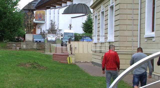 După ce poliţiştii le-au dat jos cătuşele, Irimiciuc şi Zlotar, însoţiţi de câţiva prieteni, au fugit din sediul Palatului de Justiţie
