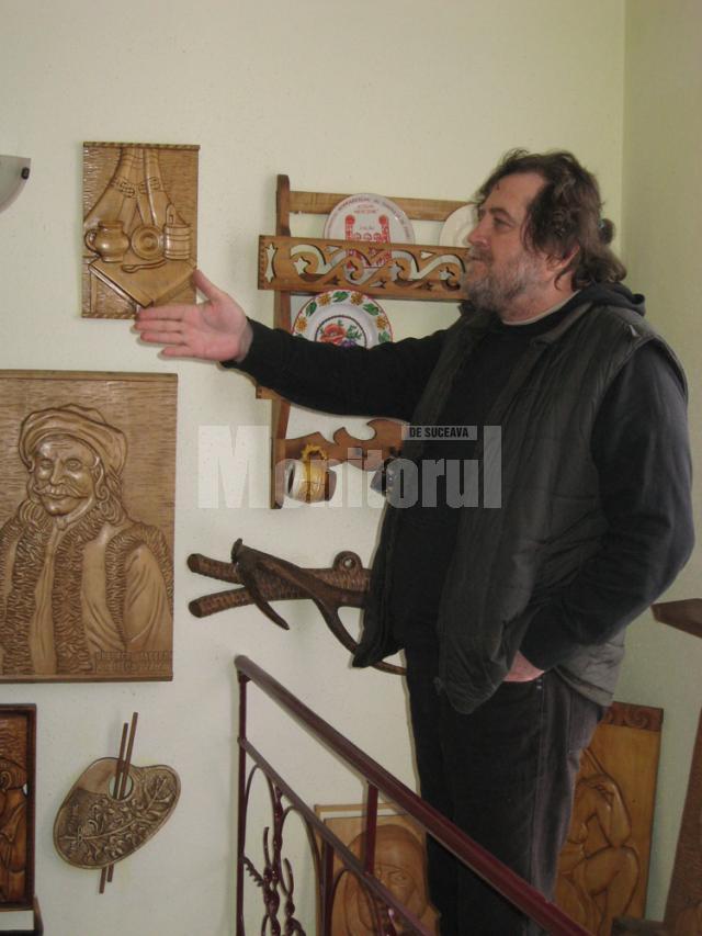 Fiul sculptorului, arhitectul Doru Olaş, în muzeul familial