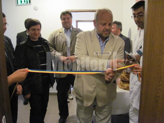Primarul Aurel Olărean a tăiat panglica inaugurală a noului vestiar de la Spitalul Municipal