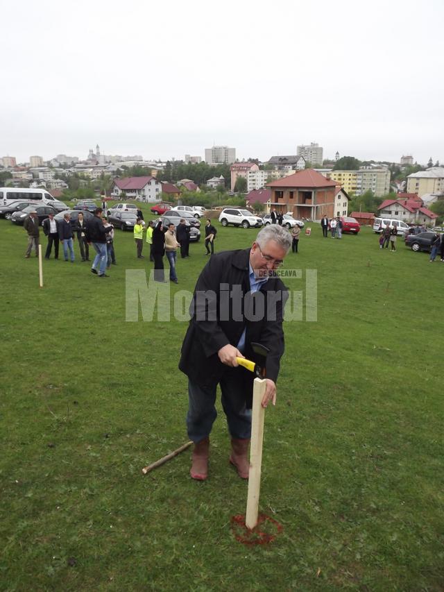 Primarul Ion Lungu a delimitat primul teren de locuinţă pentru tineri din cartierul Europa