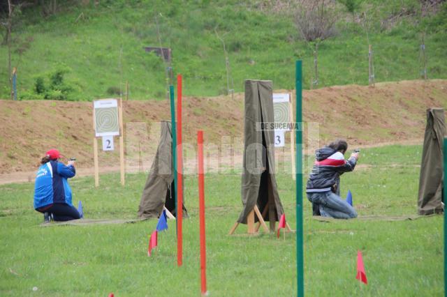 Concursul de tir a adunat la start atât femei cât şi bărbaţi