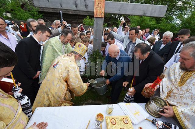 ÎPS Pimen a aşezat piatra de temelie pentru altarul viitoarei biserici din Vicovu de Sus
