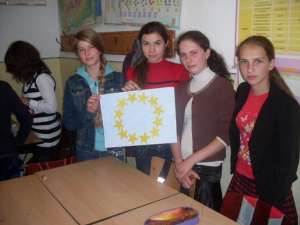 Expoziţie de desene cu simboluri europene, la şcoala din Hânţeşti