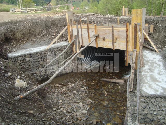 Podeţul care se construieşte în comuna Izvoarele Sucevei