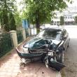 Autoturismul Audi s-a izbit violent de un copac de pe trotuar