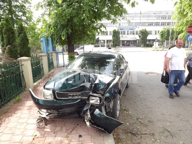 Autoturismul Audi s-a izbit violent de un copac de pe trotuar