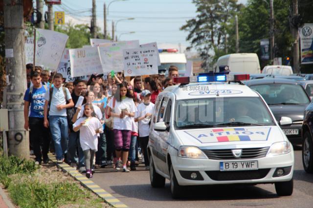 Marş pe străzile Sucevei, împotriva drogurilor, tutunului, violenţei