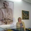 Muzeografa Benonia Jităreanu prezentând expoziţia