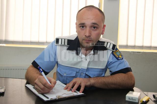 Agentul-şef adjunct Marius Scutaru, la Biroul de Tamponări, actualul său loc de muncă