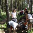 Voluntari de la „Salvaţi Copiii” Suceava, la strâns gunoaie în pădurea Zamca
