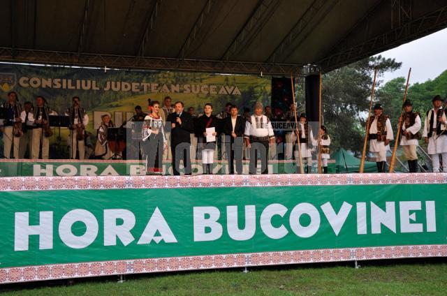 Câteva mii de oameni au participat la „Hora Bucovinei”