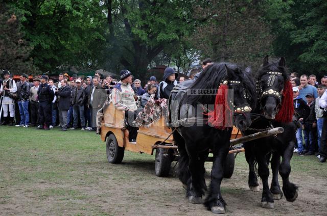 Câteva mii de oameni au participat la „Hora Bucovinei”