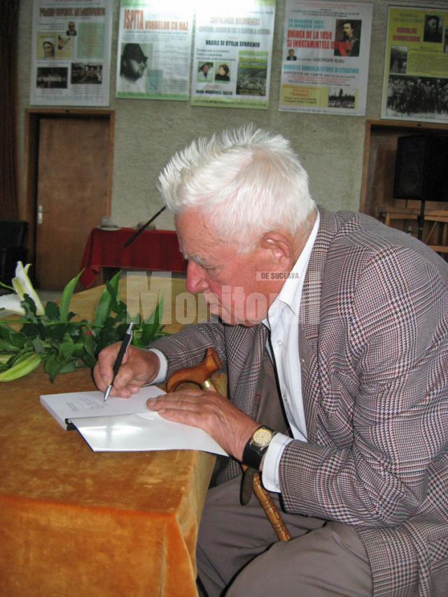 Scriitorul George Ungureanu acordand autografe cititorilor