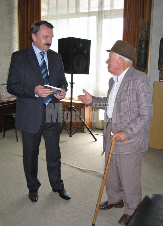 Vicepresedintele CJ Suceava, Vasile Ilie, si scriitorul George Ungureanu